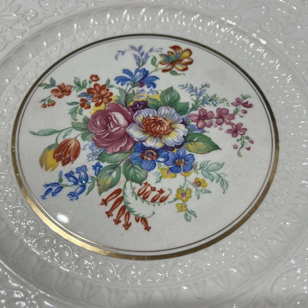 Wedgwood England‎ Embossed Ivory Porcelain Floral Dinner Plate Gold Trim 11